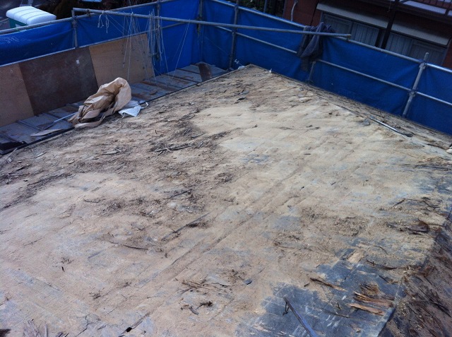 緑区で葺き替え工事に伴い既存瓦を解体、下地の様子を確認し翌日に備えた養生の実施